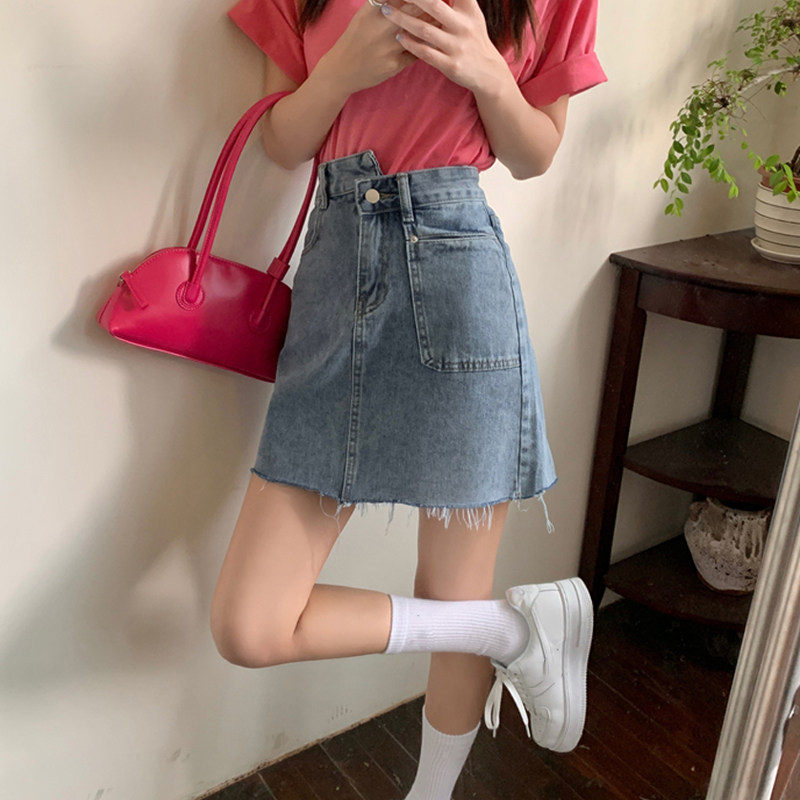 Large size denim semi-body dress with a small size and a little bit of fat wearing a hideout and a hip short skirt.