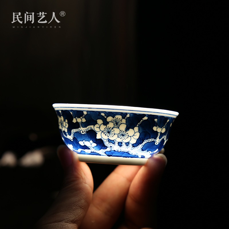 Folk artist hand-painted Clivia blue and white porcelain master cup Jingdezhen ceramic glaze Red small teacup bucket color single cup