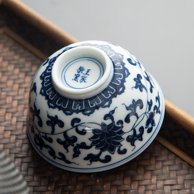 Jingdezhen blue and white hand - made ceramic masters cup maintain sample tea cup single CPU kung fu tea cups, small bowl