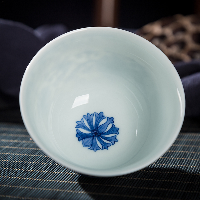 Hand - made master cup of jingdezhen ceramic blue tie up lotus flower sample tea cup all Hand bowl kung fu tea cups