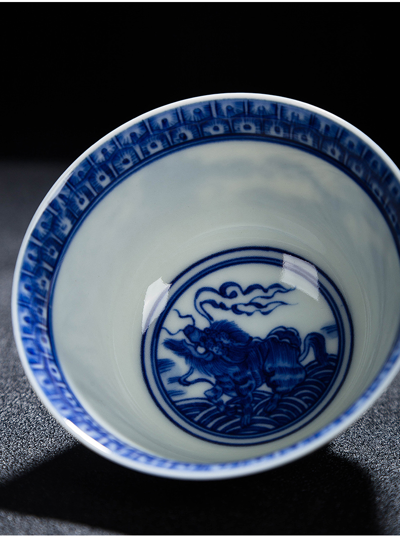 Jingdezhen ceramic masters cup hand - made sample tea cup individual cup of kung fu tea heavy industry small bowl of blue and white porcelain cup