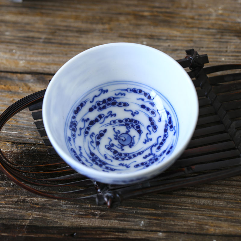 Jingdezhen blue and white porcelain sample tea cup cup large individual pu - erh tea cup hand - made master kung fu tea tea cup single CPU