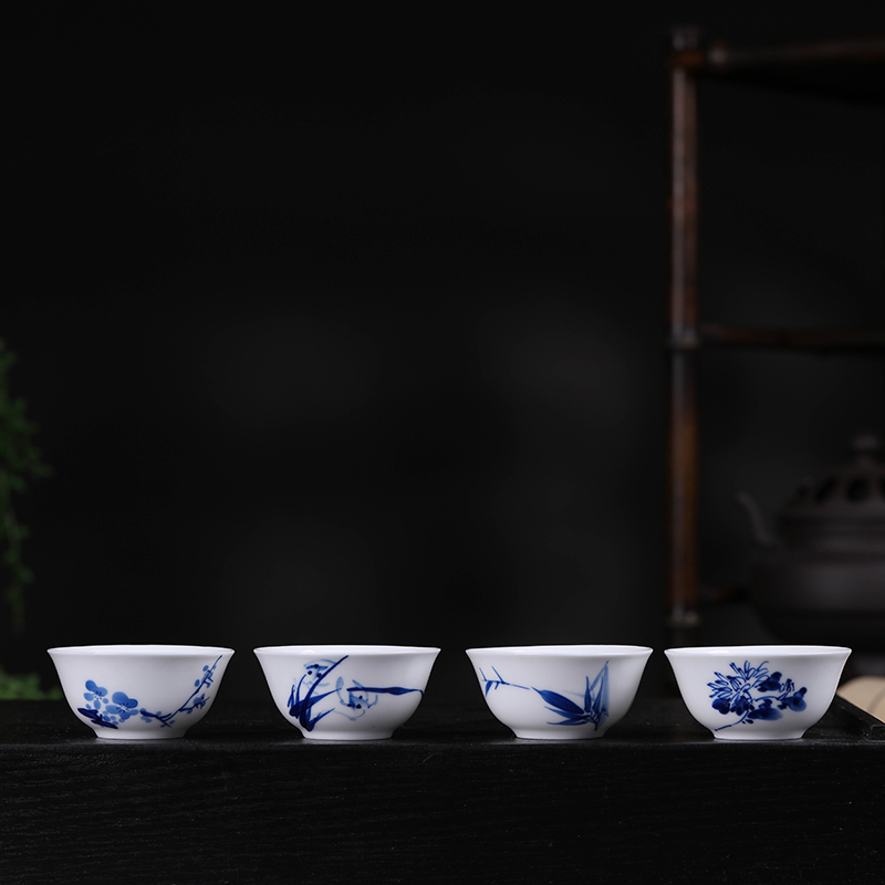 Jingdezhen ceramic fragrance - smelling cup hand - made kung fu tea smelling tea tea flower sijunzi sample tea cup in use