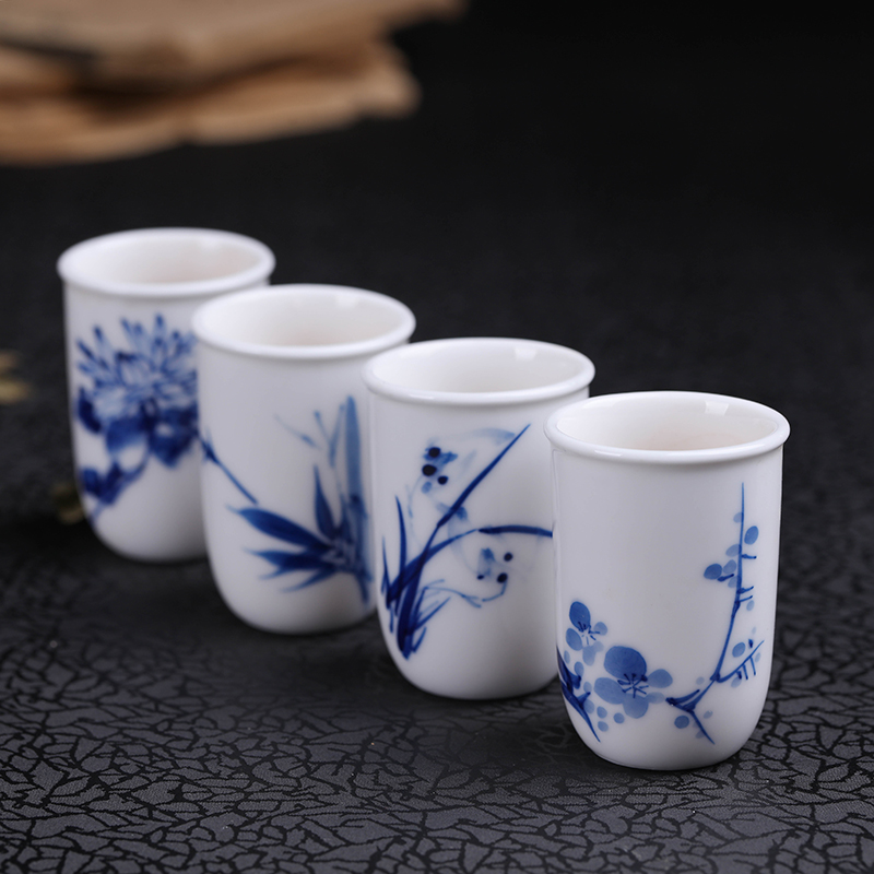 Jingdezhen ceramic fragrance - smelling cup hand - made kung fu tea smelling tea tea flower sijunzi sample tea cup in use