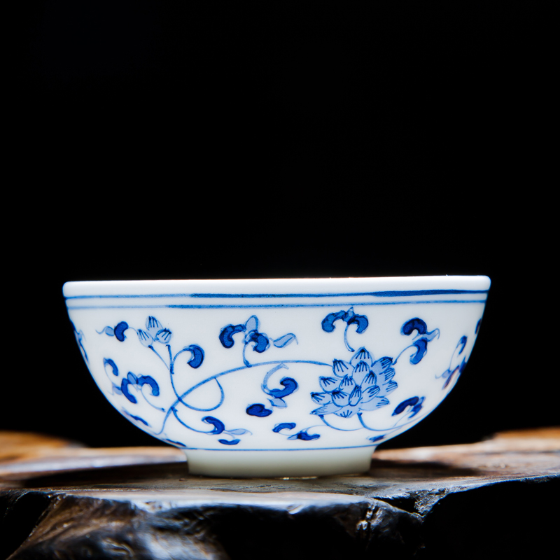 Jingdezhen ceramic manual single kung fu tea pu 'er tea cup a cup of blue and white porcelain cup sample tea cup individuals