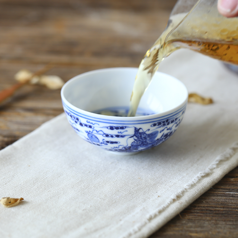 Jingdezhen blue and white porcelain sample tea cup cup large individual pu - erh tea cup hand - made master kung fu tea tea cup single CPU