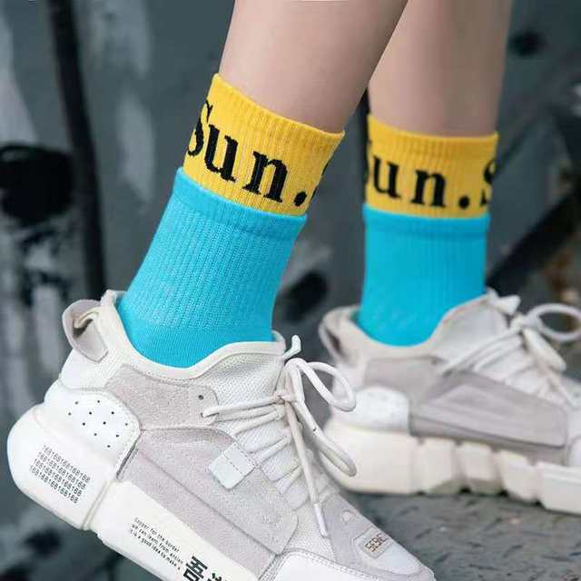 ຖົງຕີນກາງ-calf ຂອງແມ່ຍິງ ins trendy hip-hop ຄໍເຕົ້າໄຂ່ທີ່ເກົາຫຼີ socks ນັກສຶກສາກິລາ socks ອິນເຕີເນັດສະເຫຼີມສະຫຼອງອາທິດ socks ຄູ່ກັບເກີບ canvas