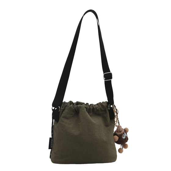 夏季运动健身小包包女2025新款韩版简约斜挎包休闲百搭单肩水桶包