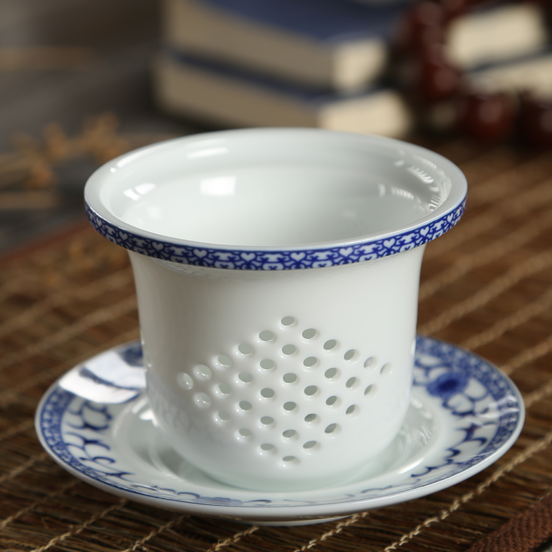 Rather uncommon ceramics with cover cup office cup filter with four cups of blue and white porcelain cup and meeting