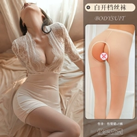 Белые штаны, колготки, с акцентом на бедрах