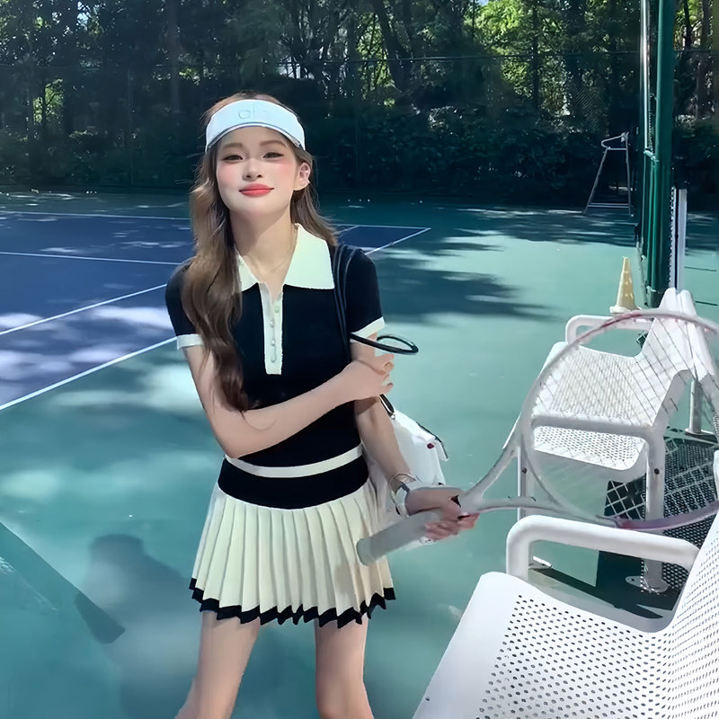 Casual Sports Tennis Suit for Women, New Summer Style, Stunning and Age-Reducing, Black Short-Sleeved Top, Pleated Skirt, Two-Piece Set