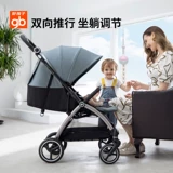 Хорошая детская детская корзина может лежать на детской машине высокий ландшафт.