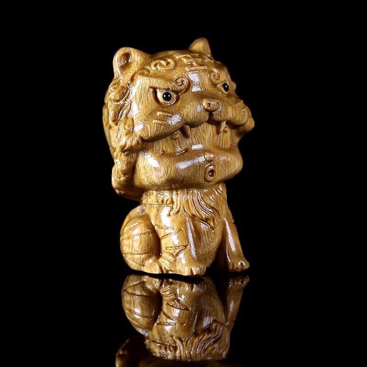 Argentinian green sandalwood engraved small tiger wood pendulum with hand piece text to play pendant jade sandalwood cute tiger-Taobao