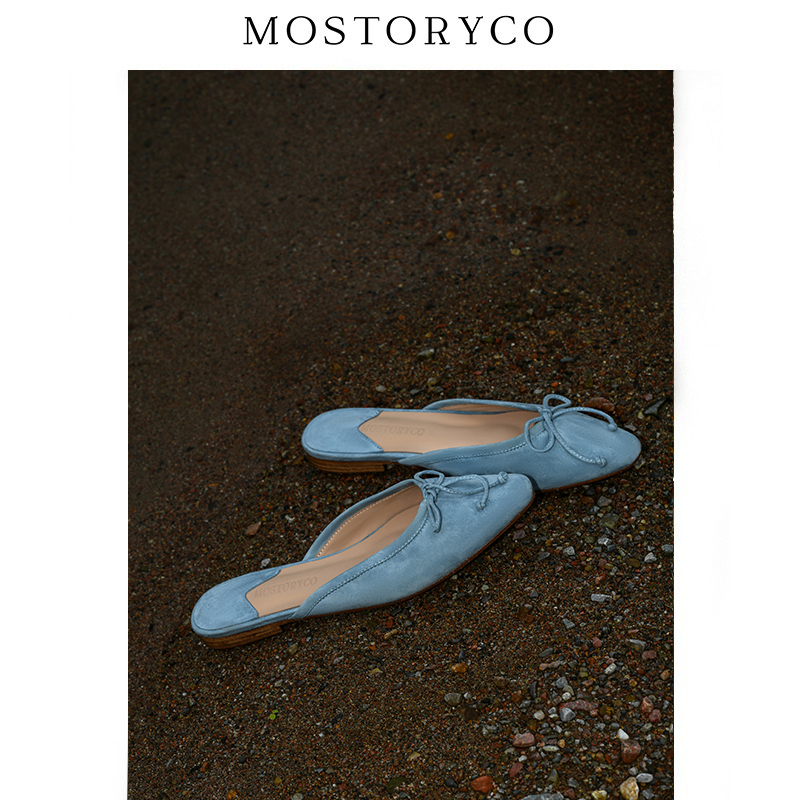 Mostoryco | Water-Dyed Soft Mist Blue French-Style Flat Half-Slipper with Sheepskin Bow for Women to Wear Outside, Closed-Toe Slippers. Mostoryco | Water-Dyed Soft Mist Blue French-Style Flat Half-Slipper with Sheepskin Bow for Women to Wear Outside, Closed-Toe Slippers.