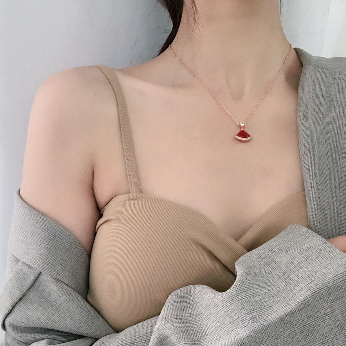 Little red dress necklace women's high-end design sense niche natural shell clavicle chain 2022 new trendy summer necklace