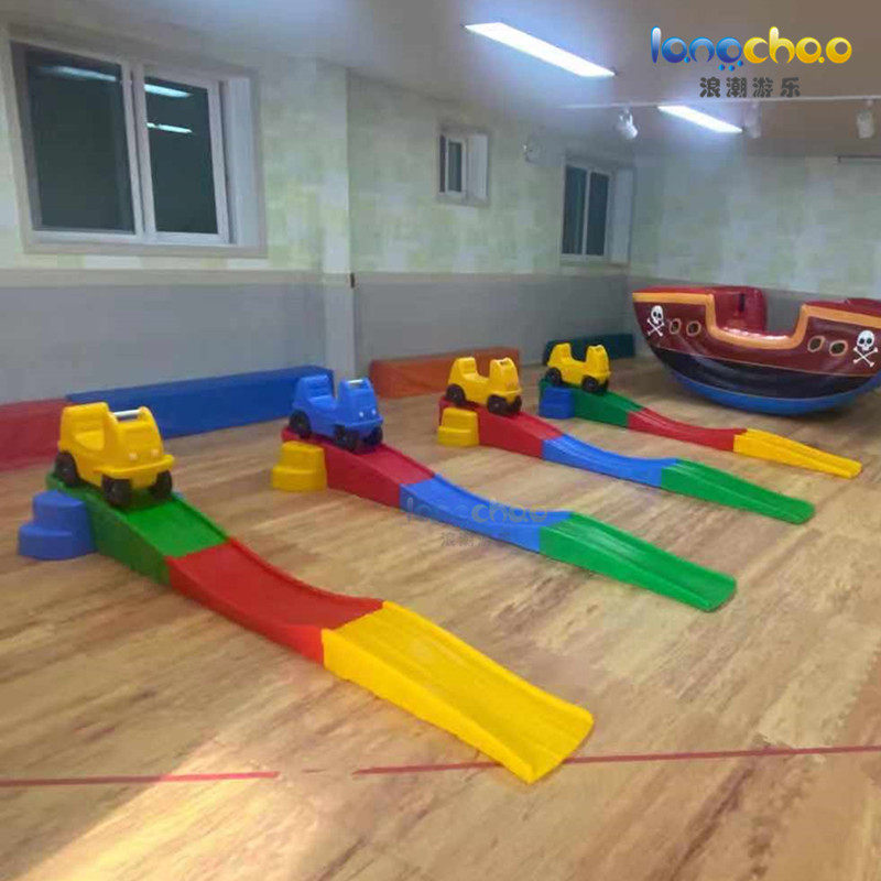 什么年龄段的孩子适合幼儿园三段式滑行车无毒轨道滑滑车家庭过山车感统平衡玩具轨道车?