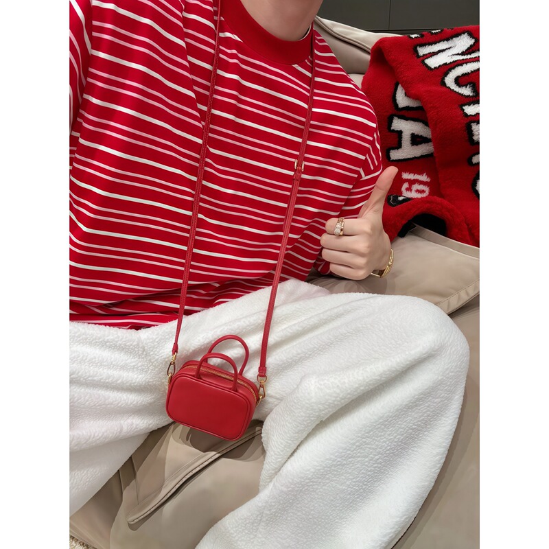 【Chen Fa Cai】Fa Cai New Style Red Shirt with a Full Atmosphere of Emotion, Couple's Relaxed and Versatile Striped T-Shirt with Short Sleeves
