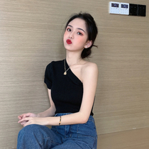 Early autumn Net red slanted shoulder shirt female summer shoulder T-shirt design sense sexy strapless shoulder shoulder knitted short sleeve tide