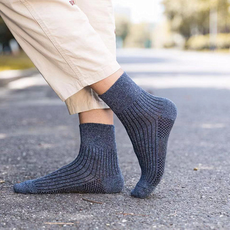 Bring a few pairs of Japanese single autumn winter men's pure color minimalist breathable cotton midbarrel socks thickened thermal cotton socks