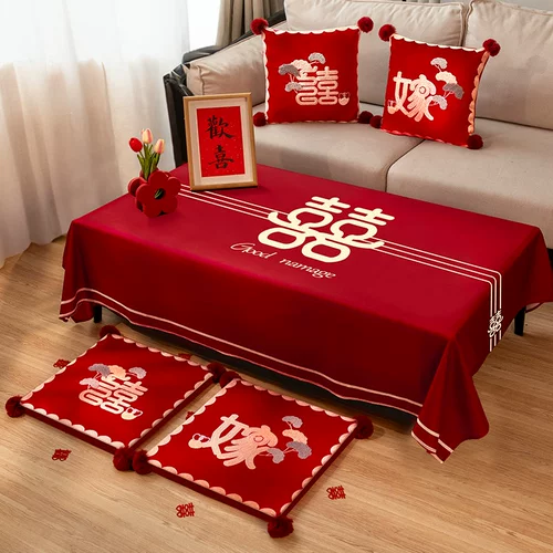 Журнальный столик, свадебная скатерть со счастливыми словами, красная прямоугольная композиция, гостиная, обеденный стол, праздничная атмосфера, украшение для помолвки