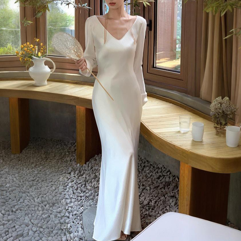 High-End Imported Triacetate Dress with a V-Neck, Satin One-Piece Design, Elegant Bias-Cut Fishtail French-Style Long Dress with a Sense of Sophistication
