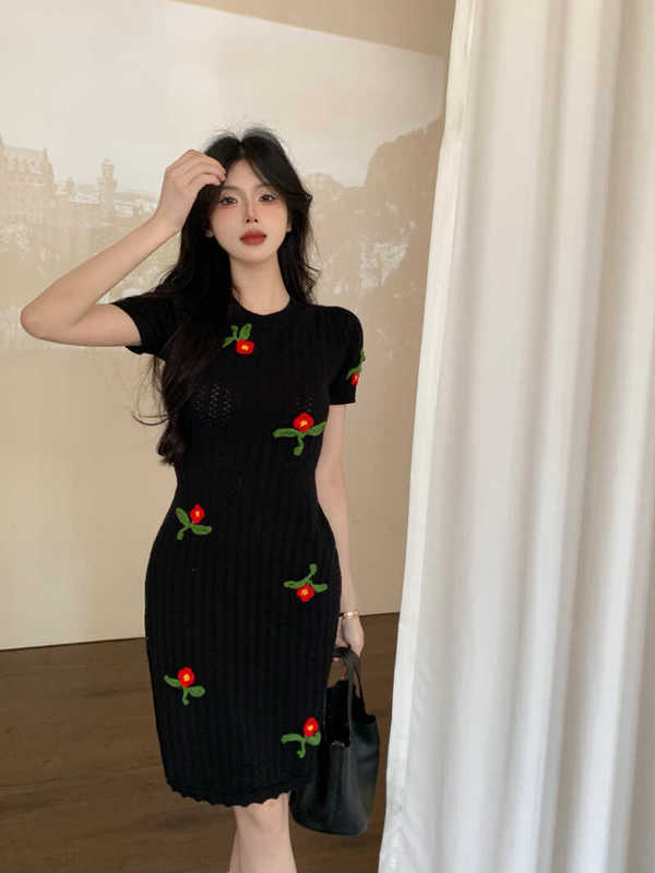 Hong Kong Style Retro Rose Floral Puff Sleeve Dress for Women, Summer Design, Niche Heavy Craftsmanship, Slim-Fit Knit Bodycon Dress