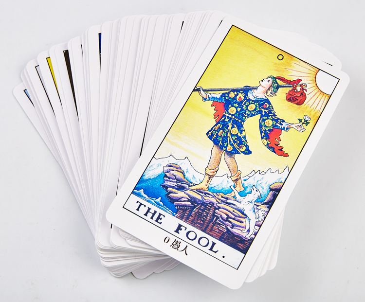 Веер карт таро. Стопка карт таро. Стопка карт под одной обложкой 5 букв. Стопка распечатанных листов. Стопка карт под одной обложкой 5 букв.