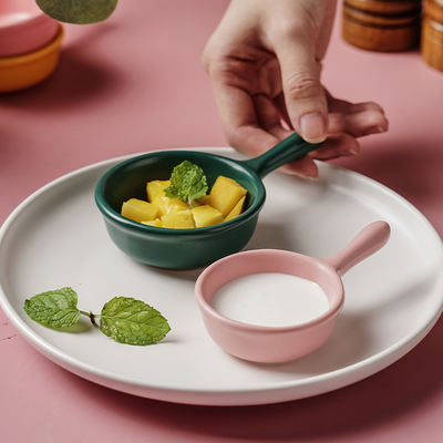 Creative ceramic single-handle plate, round household dipping sauce plate, Japanese salad dressing plate, tomato sauce vinegar plate