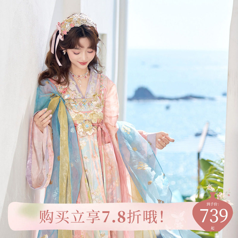 13歳の小斗口児（英花梨）が着用している、ピンクの虹色刺繍が施されたハイウエストのドレス。タイダイ染めの襟が特徴的な、唐風の漢服（女性用）。