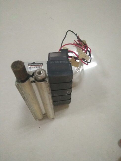 Brand new original SMC solenoid valve VZ1120 in kind photo spot 136 pcs