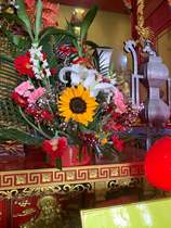 Offering flowers in the main hall of the Buddhist temple