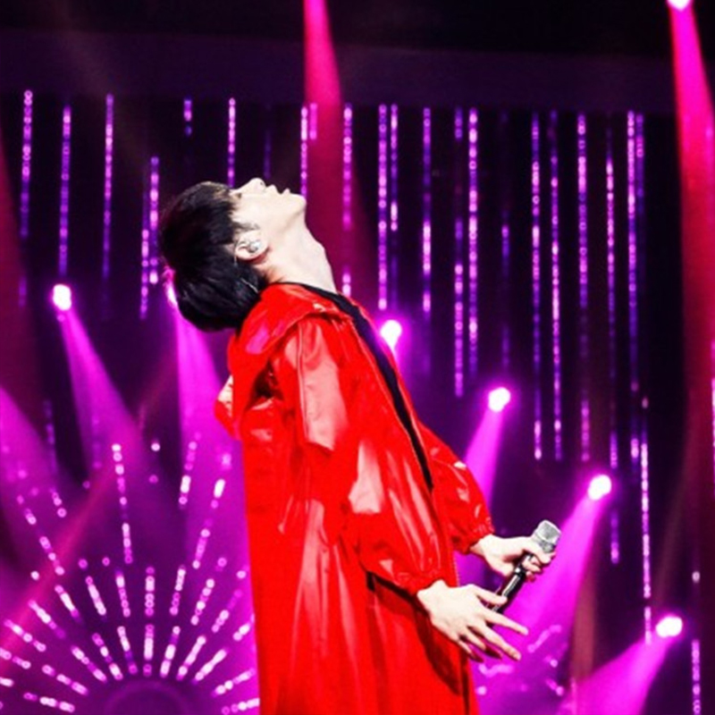 Huahua Huachenyu ca sĩ sao với cùng một đoạn trùm đầu dài áo gió mùa xuân và mùa hè lỏng hiệu suất quần áo cho nam giới và phụ nữ quần áo chống nắng áo gió 1 lớp