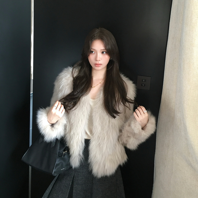 Jenny Fur's "Five Generations of Timelessness" Imported Fox Fur Coat for Women, Short V-Neck Fur Coat for Women in Winter Jenny Fur's "Five Generations of Timelessness" Imported Fox Fur Coat for Women, Short V-Neck Fur Coat for Women in Winter