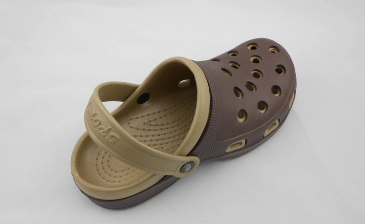 Bán buôn dép và dép mùa hè của nam giới đáy phẳng feet 缕 rỗng dép đi trong nhà phòng tắm trượt baotou từ lỗ hình giày dép nam bitis