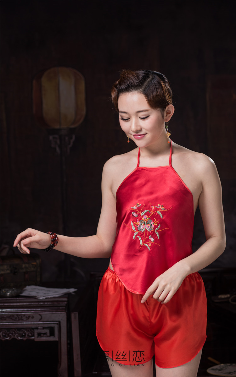 Tang lụa tình yêu lụa tạp dề lụa phụ nữ người lớn phù hợp với đồ ngủ người lớn cổ điển đồ lót mùa hè món quà cưới yếm ngủ trong suốt