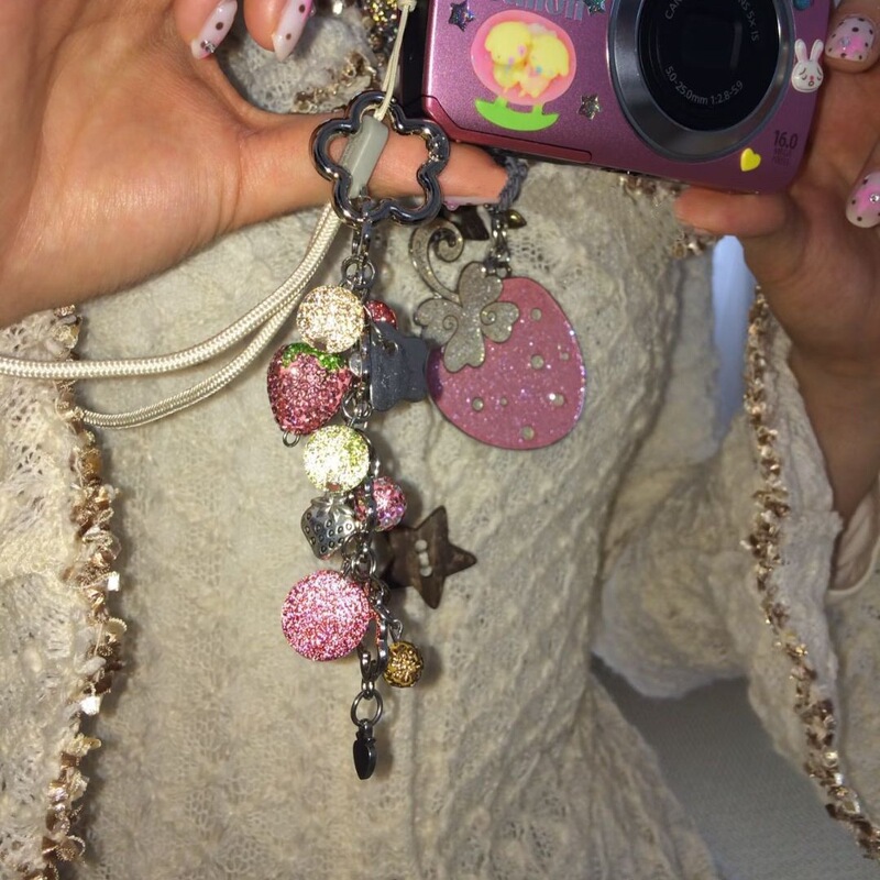 I Don'T Want to Take a Shower, Strawberry-Shaped Rhinestone Metal Pendant Keychain, Niche Vintage Millennium Bag Charm, Y2K