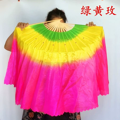 Три -коррор постепенно становятся взрослыми, скручивающими янга -квадратный фанат танце