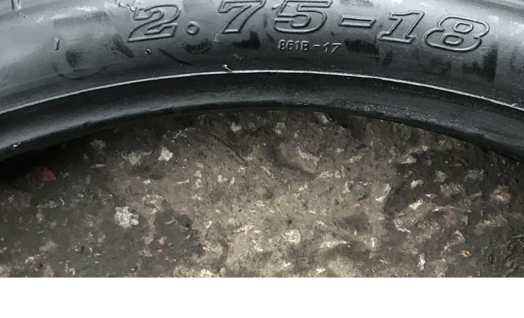 Lốp xe máy 8 lớp sau lốp chân không 3.00-18 trước 2.75-18 Wuyang 125 kim cương da báo trượt bên trong lốp lốp xe máy bám đường
