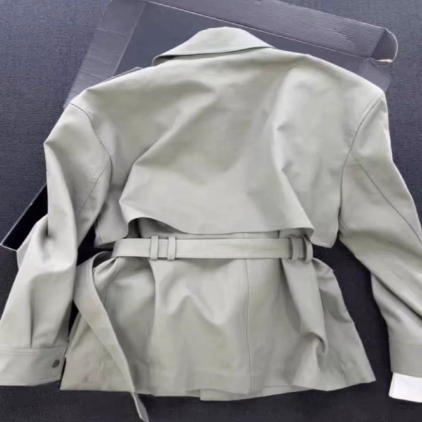 The counter has withdrawn the cool, unique, chic and good-looking olive green trench coat, Korean style early autumn top for small people