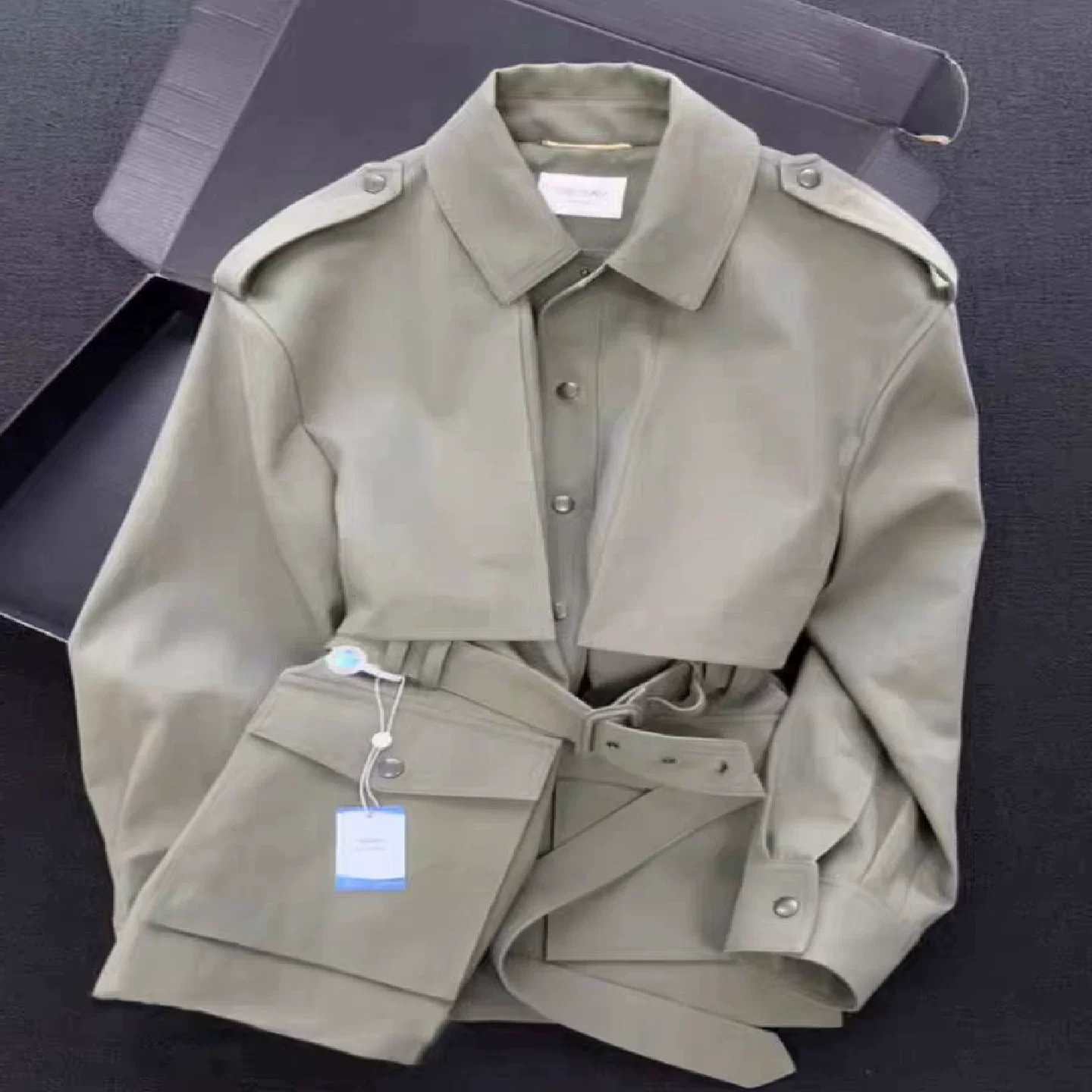 The counter has withdrawn the cool, unique, chic and good-looking olive green trench coat, Korean style early autumn top for small people