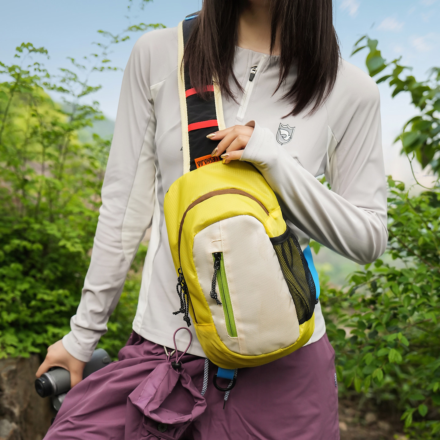 Outdoor style sports crossbody bag for men and women with contrasting color mountaineering chest bag lightweight large capacity casual waterproof travel backpack