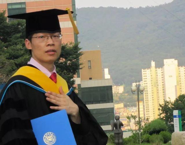 博士大叔浓妆直播,从地下室到年入五千万