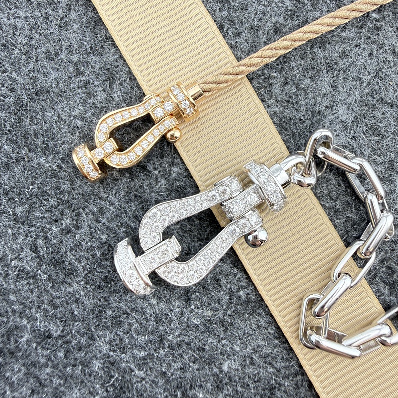 18K Gold Horseshoe Buckle Bracelet with Red Rope and Nautical Buckle, Figure-Eight Buckle Bracelet, Au750 Gold, White Gold, Rose Gold Bracelet 18K Gold Horseshoe Buckle Bracelet with Red Rope and Nautical Buckle, Figure-Eight Buckle Bracelet, Au750 Gold, White Gold, Rose Gold Bracelet