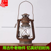 Old horse lamp iron old kerosene lamp portable lamp old lamp old lamp antique horse lantern folk nostalgia