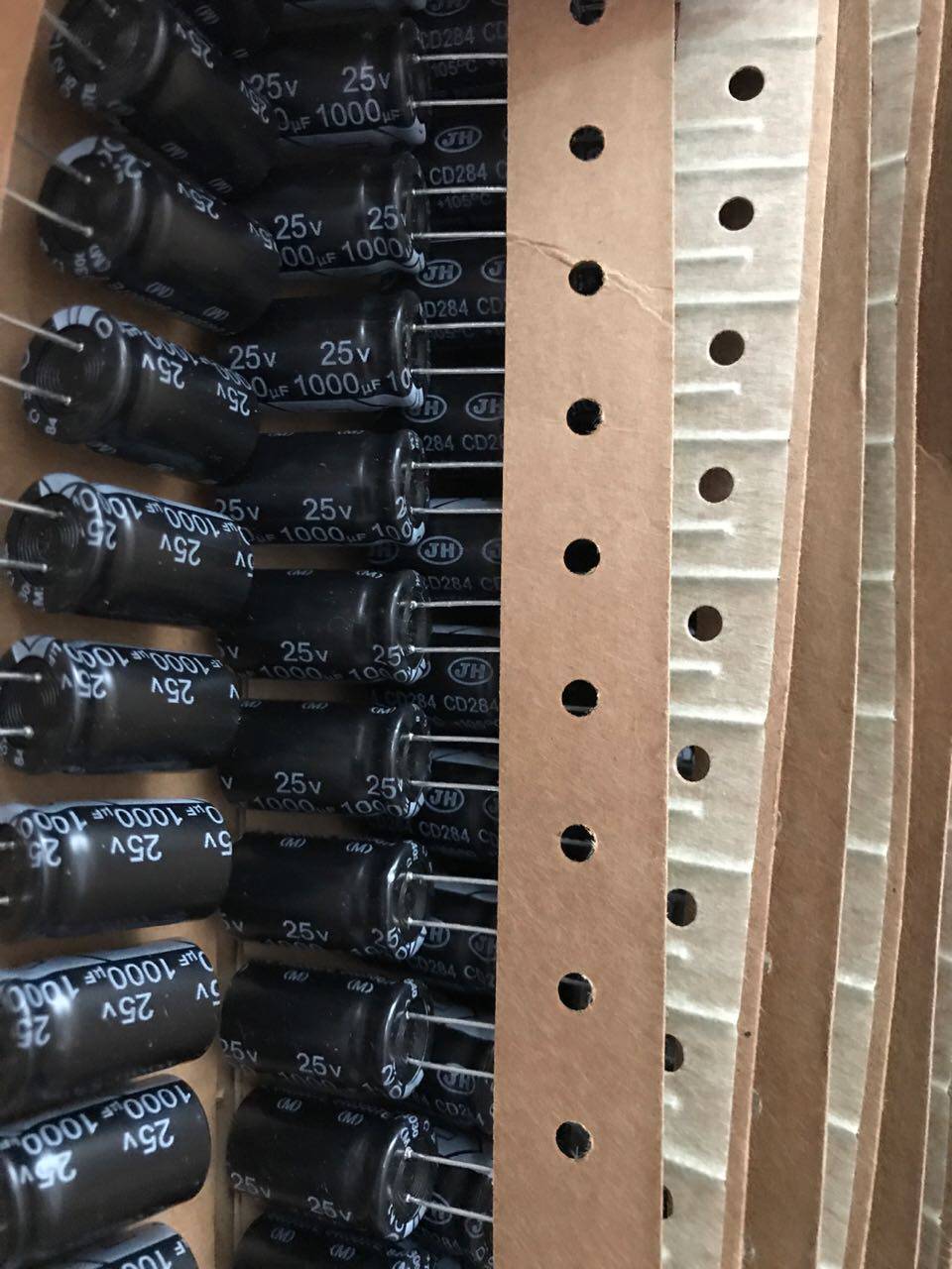 Brand new river electrolytic capacitor CD284 25V1000UF diameter 10 diameter 12 spot supply