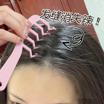 The artifact Z-shaped hair seam comb disappears to comb the roots of the hair the fluffy comb covers the styling and fills the bangs to comb the hair.