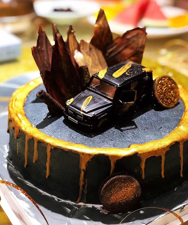 Male god special birthday cake simulation model car black off-road vehicle sports car beetle car baking ornaments