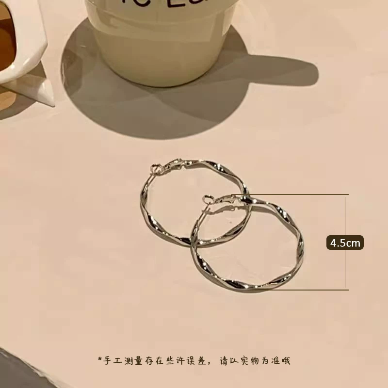 Large earrings with pigtail