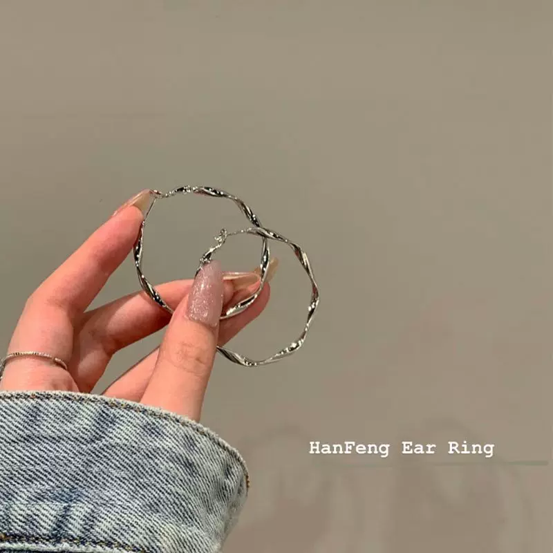 Large earrings with pigtail