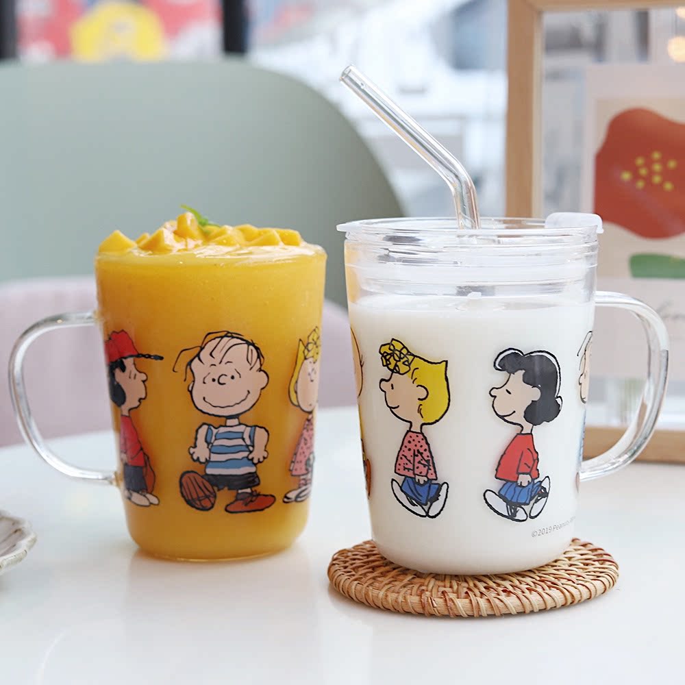 Children's scale cup Glass water cup Milk cup Cartoon Snoopy straw cup with lid handle Microwave oven can be heated